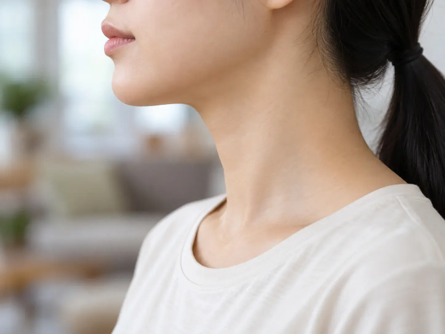 턱의 불균형이 있으면 음식을 씹거나 침을 삼킬 때 목뼈 1·2번에 지속적인 영향을 주어 목뼈가 틀어지고, 보상작용으로 척추가 휘거나 골반·다리가 틀어집니다.