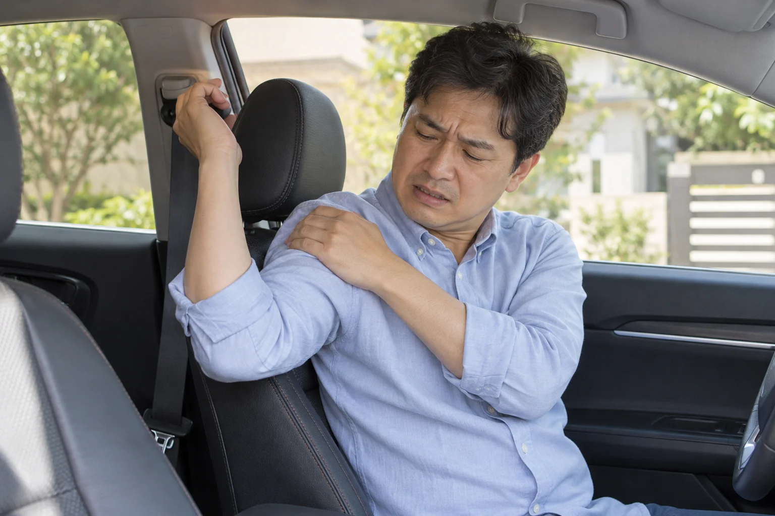 어깨 관절이 빠지며 극심한 통증 발생